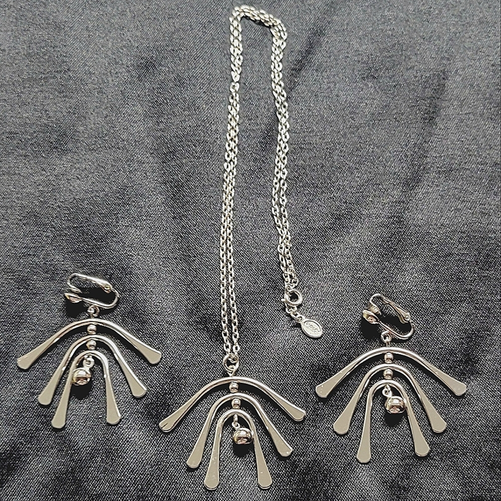 AVON Silver Tone Necklace with Matching CLIP ON Earrings